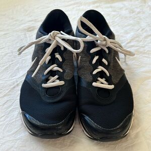 NIKE COMFORT RUNNING SNEAKER BLACK/GREY